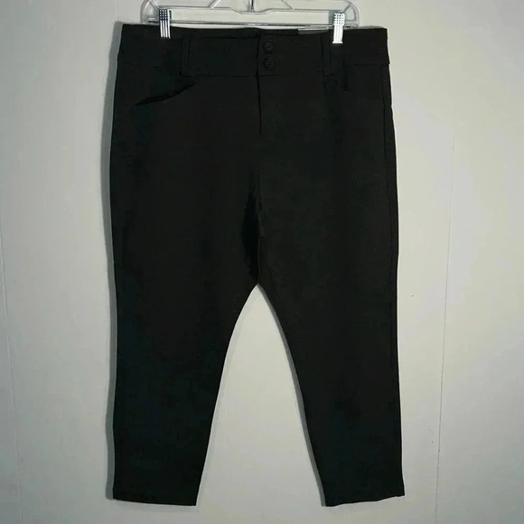 Torrid Pants - NWT Studio by Torrid Stretchy Gray Women’s Slacks
CHR GRY PNTE ANKLE SKNY 1039